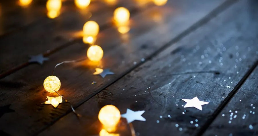 Lichterkette auf Holzfußboden, smarte Lichtshow für stimmungsvolle Atmosphäre im Innenbereich