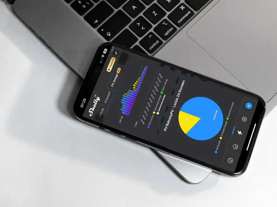 Smartphone mit geöffneter Shelly App zeigt die Integration eines Balkonkraftwerks zur Überwachung von Stromerzeugung und Energieverbrauch