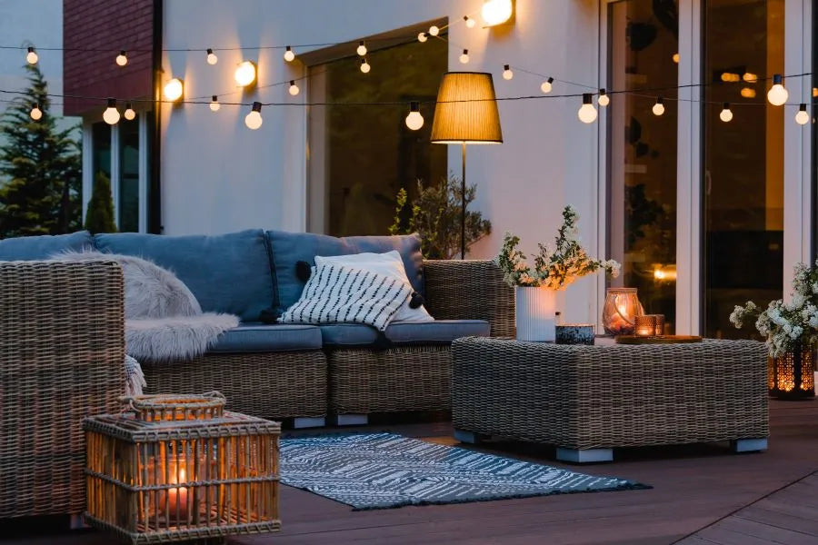 Terrasse mit Lichterkette, Außenbeleuchtung wetterfest und über Shelly Outdoor Plug S Gen3 steuerbar