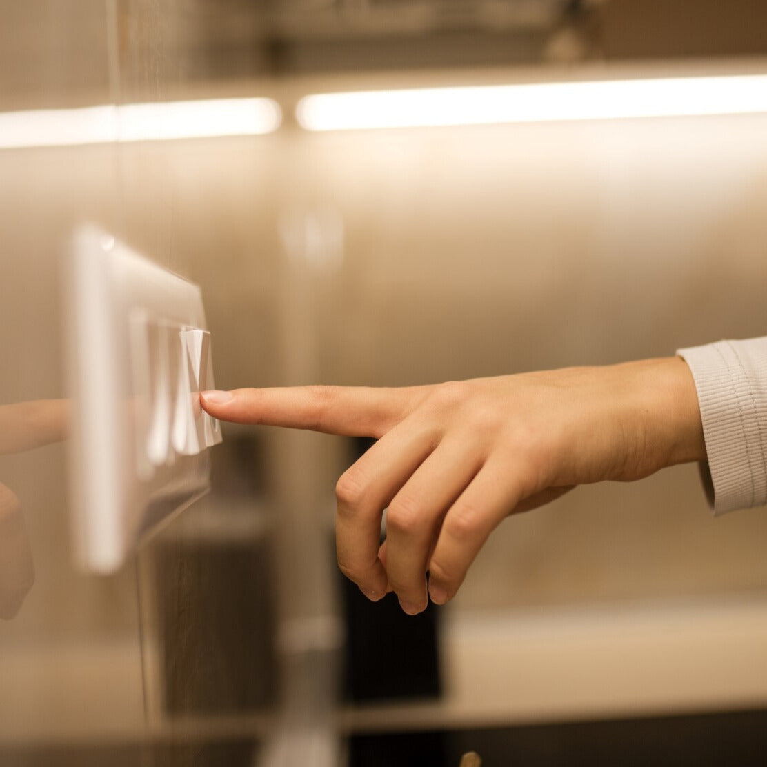 Smart light switch without a neutral wire installed in modern wall – Shelly makes wall switches easily controllable even without a neutral wire. 