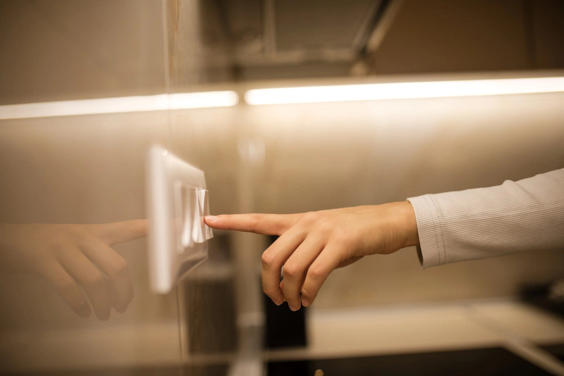 Smart light switch without a neutral wire installed in modern wall – Shelly makes wall switches easily controllable even without a neutral wire. 