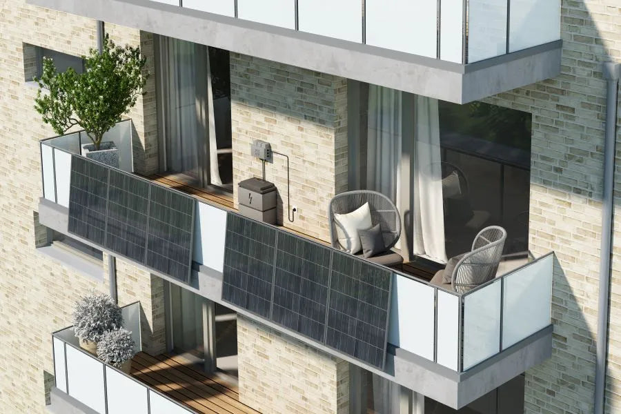 Multiple balcony power plants mounted on a house façade feed solar energy into the household grid – measure self-consumption with a Shelly balcony power plant for better ROI