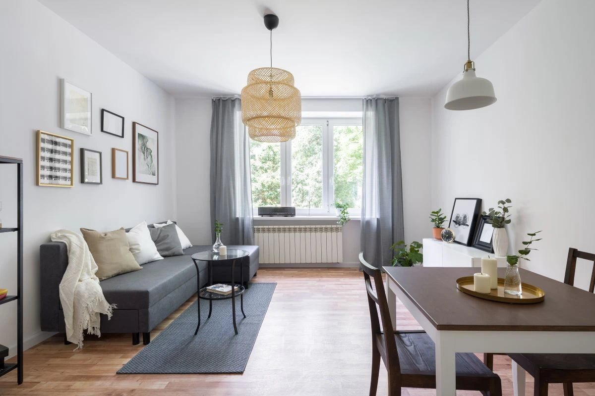 Save heating costs – cozy living room with underfloor heating; Smart Home Shelly regulates room temperature automatically