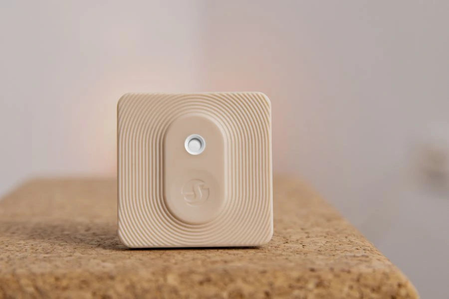 BLU H&T device for smart heating control that monitors temperature and humidity and helps to reduce heating costs efficiently