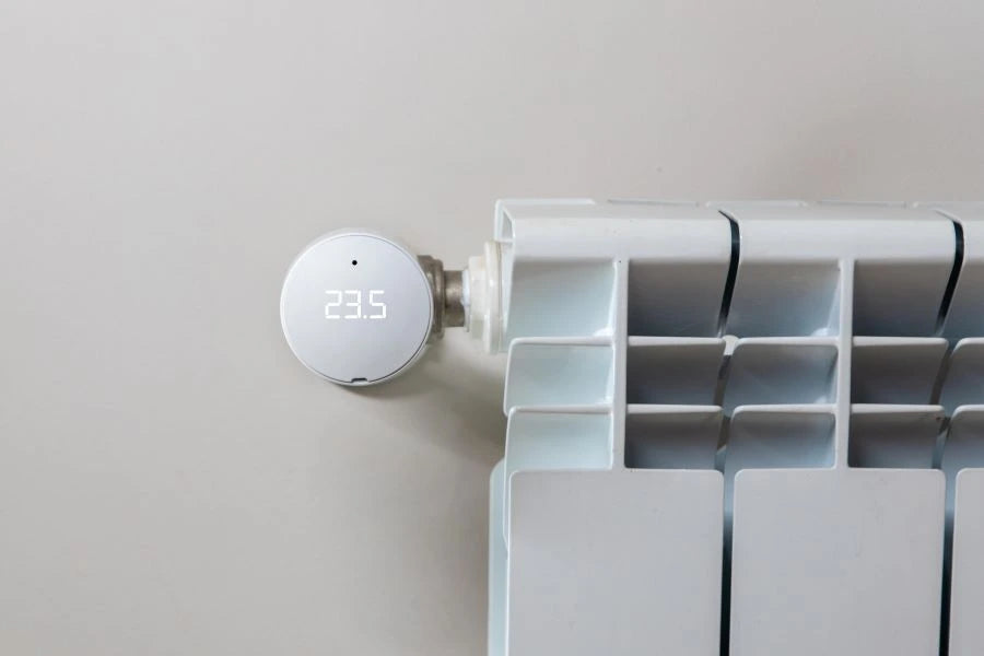 Save heating costs – radiator with digital Shelly BLU TRV thermostat; smart-home radiator thermostat for precise temperature control