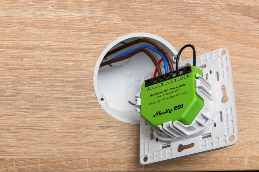 Shelly Dimmer Gen3 in action – smart light switch without a neutral wire dims light easily via voice control or app.. 