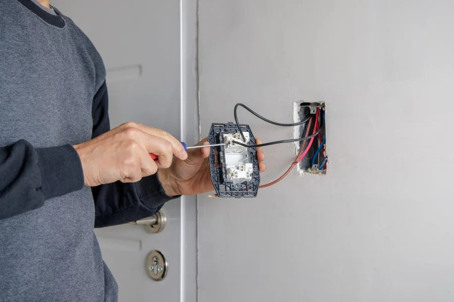 Smarte Lichtschalter ohne Neutralleiter im Stromkreis – Neutralleiter sorgt für Dauerstrom, damit Wandschalter per App oder Sprachsteuerung steuerbar bleibt