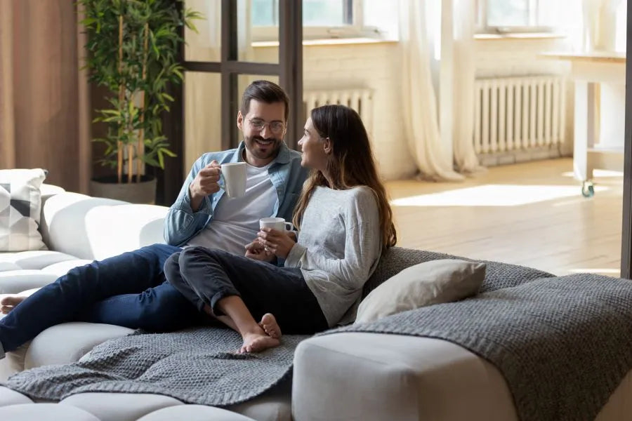 Relaxed couple on a sofa - smart devices in rental apartments, easy installation and removal, secure smart‑home solutions
