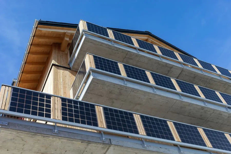 Balcony-mounted PV system generates electricity for the household grid – increase self-consumption with Shelly instead of feeding into the public grid. 