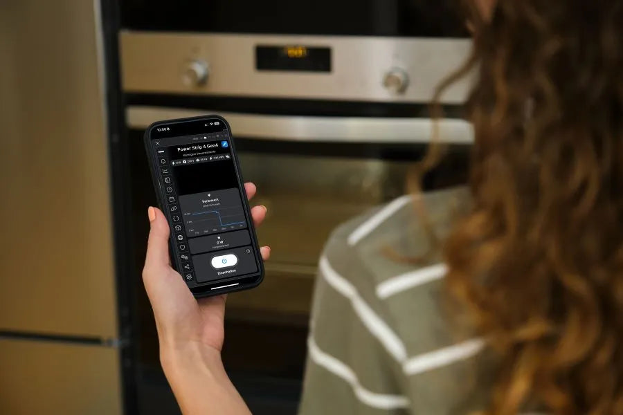 woman with Shelly app in front of a wi-fi system; live cost tracking and consumption analysis via app.